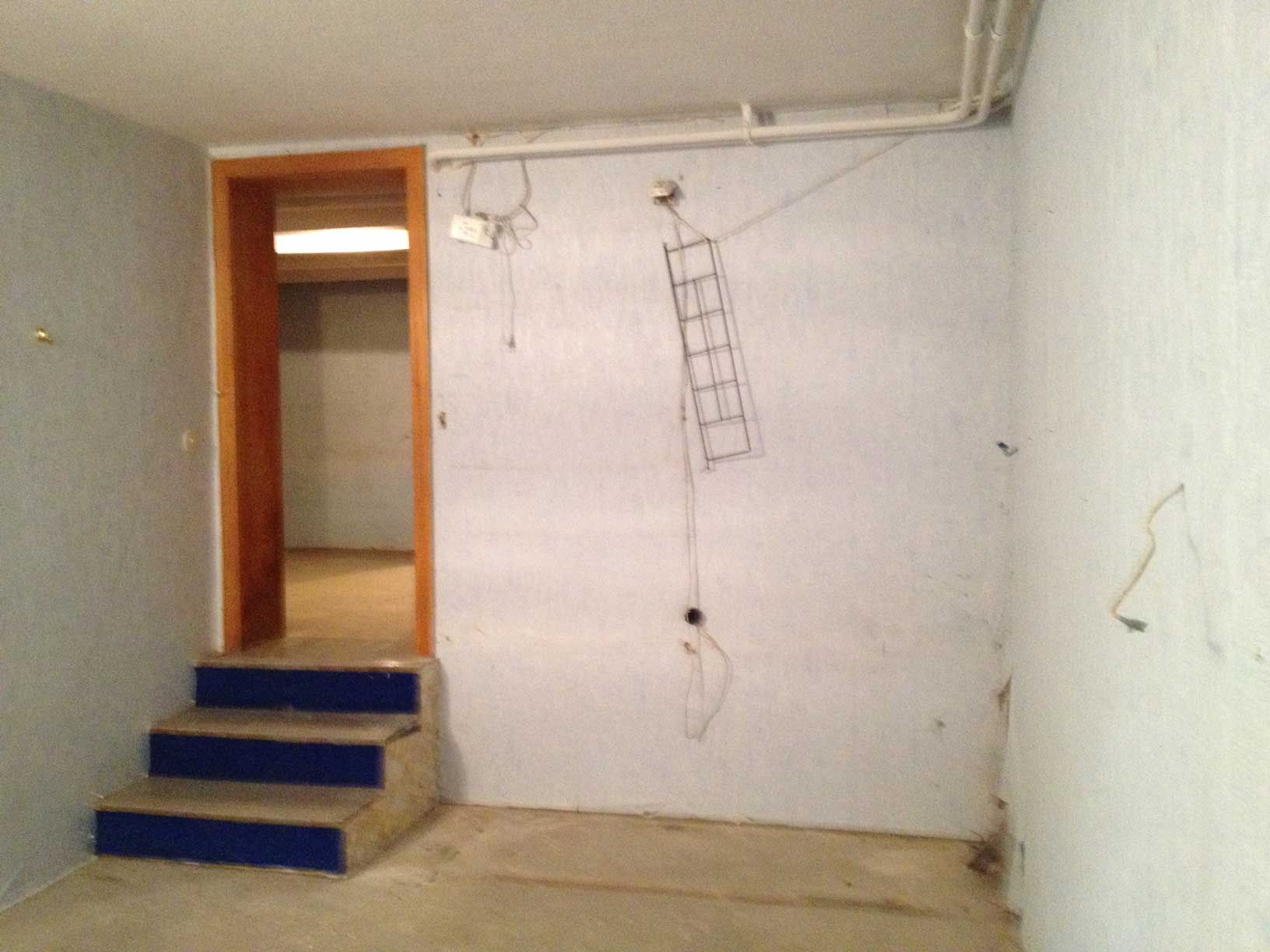 Kellerraum-li-T�r02